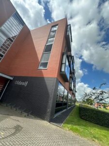 Ramen wassen hoog flatgebouw