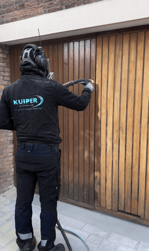 Houten gevelreiniging – medewerker Kuiper Multiservice