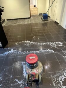 Vloerreiniging met schrobmachine