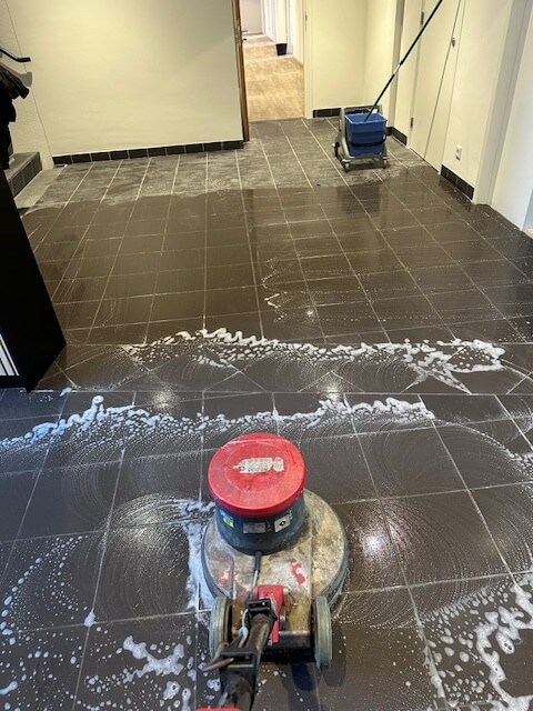 Vloerreiniging met schrobmachine