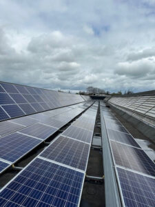 Reiniging zonnepanelen op dak