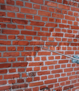 Rode bakstenen muur reinigen
