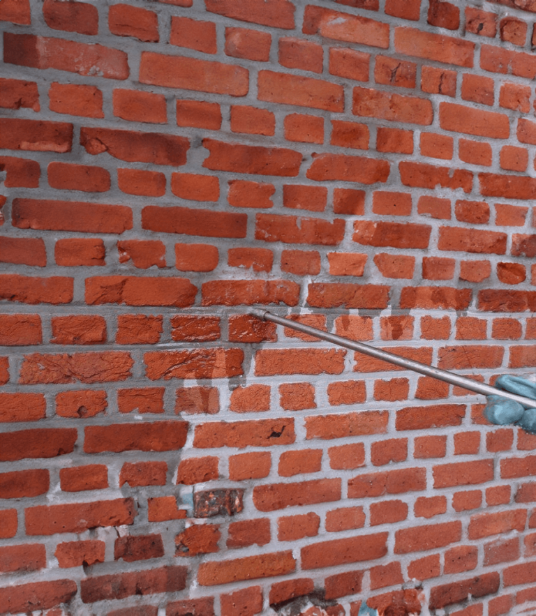 Rode bakstenen muur reinigen