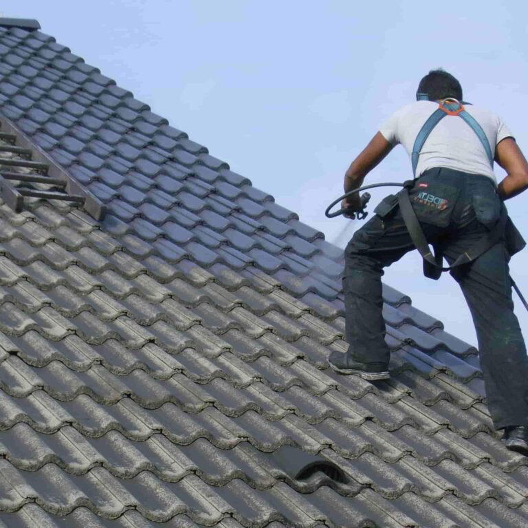 Dakdekker bezig met dakreparatie