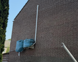 Gevelreiniging woning – muur en leidingen