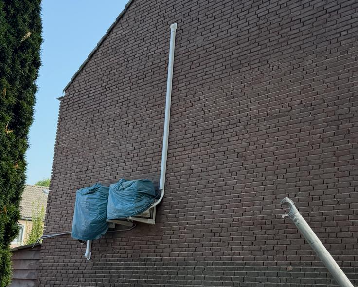 Gevelreiniging woning – muur en leidingen